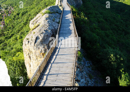 Hölzerne Brücke mit Felsen in der Nähe Provadia Stockfoto