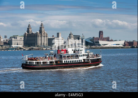 Mersey Fähre über den Fluss Mersey vor Liver Buildings, Liverpool, Merseyside, England, UK Stockfoto
