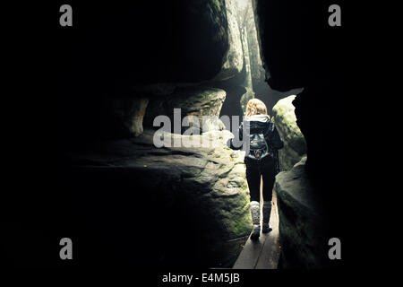 Mädchen verloren im labyrinth Stockfoto