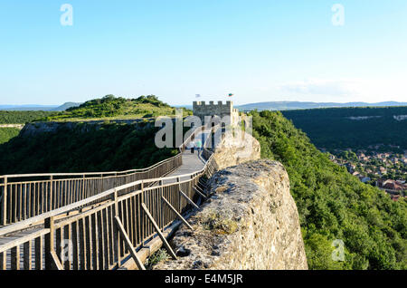 Hölzerne Brücke mit Felsen in der Nähe Provadia Stockfoto