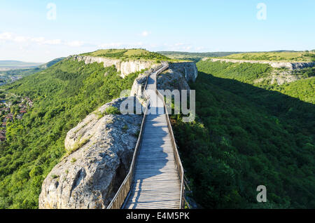 Hölzerne Brücke mit Felsen in der Nähe Provadia Stockfoto