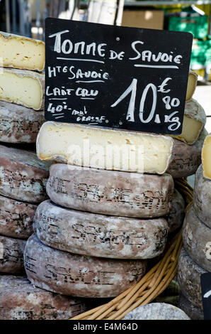 Tomme de Savoie auf einem Markt stall auf dem Samstagsmarkt in Chamonix, Haute Savoie, Frankreich. Stockfoto