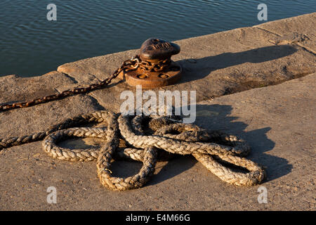 Seil und Kette Liegeplatz am Brunnen Hafen Stockfoto