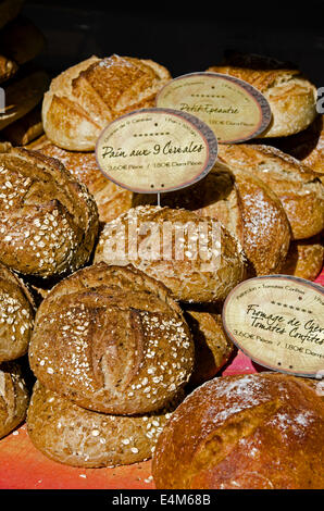 Eine Auswahl von Artisan Brot auf einem Marktstand auf dem Samstagsmarkt in Chamonix, Haute Savoie, Frankreich. Stockfoto