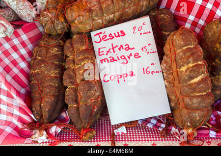 Eine Auswahl an traditionellen französischen Wurst auf einen Stand auf dem Samstagsmarkt in Chamonix, Haute Savoie, Frankreich. Stockfoto