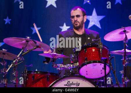 13. Juli 2014. 13. Juli 2014. San Jose, Kalifornien, USA - Schlagzeuger RINGO STARR von den Beatles tritt mit seiner alle Strarr Band City National Civic Auditorium. © Jerome Brunet/ZUMA Draht/Alamy Live-Nachrichten Stockfoto