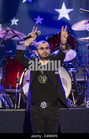 13. Juli 2014. 13. Juli 2014. San Jose, Kalifornien, USA - Schlagzeuger RINGO STARR von den Beatles tritt mit seiner alle Strarr Band City National Civic Auditorium. © Jerome Brunet/ZUMA Draht/Alamy Live-Nachrichten Stockfoto