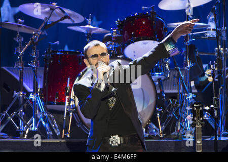 13. Juli 2014. 13. Juli 2014. San Jose, Kalifornien, USA - Schlagzeuger RINGO STARR von den Beatles tritt mit seiner alle Strarr Band City National Civic Auditorium. © Jerome Brunet/ZUMA Draht/Alamy Live-Nachrichten Stockfoto