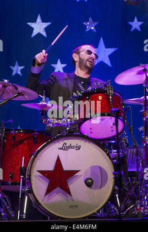 13. Juli 2014. 13. Juli 2014. San Jose, Kalifornien, USA - Schlagzeuger RINGO STARR von den Beatles tritt mit seiner alle Strarr Band City National Civic Auditorium. © Jerome Brunet/ZUMA Draht/Alamy Live-Nachrichten Stockfoto