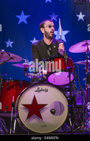 13. Juli 2014. 13. Juli 2014. San Jose, Kalifornien, USA - Schlagzeuger RINGO STARR von den Beatles tritt mit seiner alle Strarr Band City National Civic Auditorium. © Jerome Brunet/ZUMA Draht/Alamy Live-Nachrichten Stockfoto