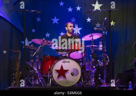 13. Juli 2014. 13. Juli 2014. San Jose, Kalifornien, USA - Schlagzeuger RINGO STARR von den Beatles tritt mit seiner alle Strarr Band City National Civic Auditorium. © Jerome Brunet/ZUMA Draht/Alamy Live-Nachrichten Stockfoto