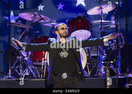 13. Juli 2014. 13. Juli 2014. San Jose, Kalifornien, USA - Schlagzeuger RINGO STARR von den Beatles tritt mit seiner alle Strarr Band City National Civic Auditorium. © Jerome Brunet/ZUMA Draht/Alamy Live-Nachrichten Stockfoto