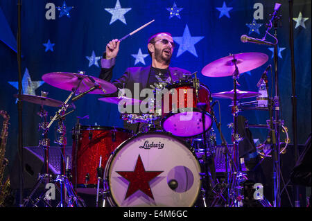 13. Juli 2014. 13. Juli 2014. San Jose, Kalifornien, USA - Schlagzeuger RINGO STARR von den Beatles tritt mit seiner alle Strarr Band City National Civic Auditorium. © Jerome Brunet/ZUMA Draht/Alamy Live-Nachrichten Stockfoto