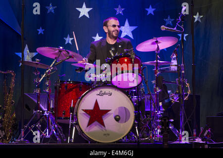 13. Juli 2014. 13. Juli 2014. San Jose, Kalifornien, USA - Schlagzeuger RINGO STARR von den Beatles tritt mit seiner alle Strarr Band City National Civic Auditorium. © Jerome Brunet/ZUMA Draht/Alamy Live-Nachrichten Stockfoto