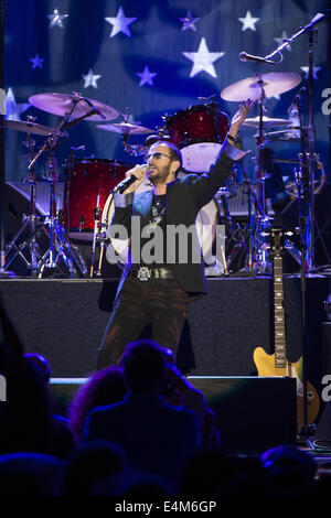 13. Juli 2014. 13. Juli 2014. San Jose, Kalifornien, USA - Schlagzeuger RINGO STARR von den Beatles tritt mit seiner alle Strarr Band City National Civic Auditorium. © Jerome Brunet/ZUMA Draht/Alamy Live-Nachrichten Stockfoto