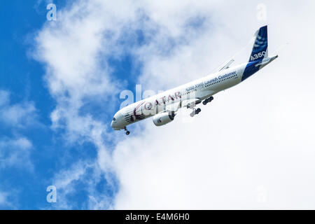 Farnborough, Hampshire, UK. 14. Juli 2014. Die A350-900 ist der Eckpfeiler Mitglied Airbus neue A350-XWB-Familie, die Fluggesellschaften Zukunftsmarkt Anforderungen im Mittel-bis Langstrecken Betrieb zugeschnitten ist.  Bildnachweis: Niall Ferguson/Alamy Live-Nachrichten Stockfoto