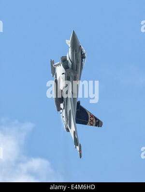 Farnborough, Hampshire, UK. 14. Juli 2014. Der erste Tag der Farnborough International Airshow 2014 sah eine relativ kurze Flugvorführungen, die endete mit Eurofighter Typhoon hier gesehen.  Die F-35 b STOVL-Jet ist leider noch nicht gerodet, um nach dem britischen Premierminister David Cameron besuchten die Show fliegen und bestätigt britische Engagement in Großbritannien aero und Verteidigung Branchen Credit: Niall Ferguson/Alamy Live News Stockfoto