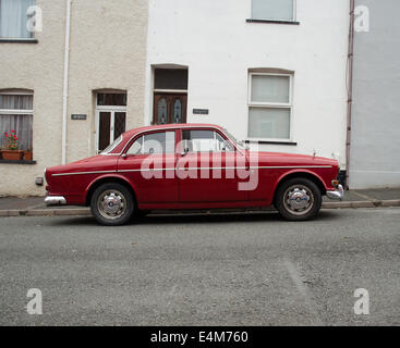 Rotes Auto am Straßenrand geparkt Stockfoto