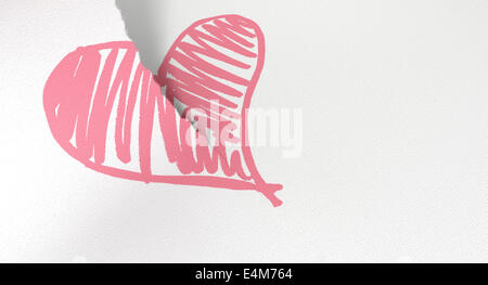 Ein weißes Blatt Papier reißen in zwei durch eine skizzierte rosa Herz Stockfoto