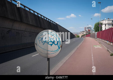 Asnières-Gennevilliers-Brücke in Clichy auf dem gehen im Vergleich zu Paris. Stockfoto