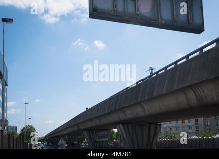 Asnières-Gennevilliers-Brücke in Clichy auf dem gehen im Vergleich zu Paris. Stockfoto