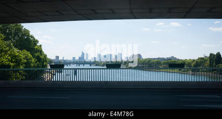 Asnières-Gennevilliers-Brücke in Clichy auf dem gehen im Vergleich zu Paris. Stockfoto