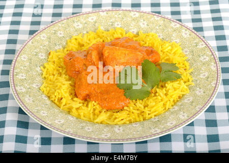 Frisch zubereitete Authentische indische Stil spicy Chicken Tikka Masala Curry mit gelber Reis Pilaw Mahlzeit Isoliert gegen einen weißen Hintergrund mit Keine Personen Stockfoto