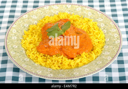 Frisch zubereitete Authentische indische Stil spicy Chicken Tikka Masala Curry mit gelber Reis Pilaw Mahlzeit Isoliert gegen einen weißen Hintergrund mit Keine Personen Stockfoto