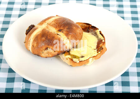 Hot Cross Buns getoastet Stockfoto