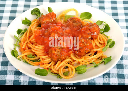 Frisch zubereitete italienische Spaghetti Pasta in Tomatensauce mit Rind- und Schweinefleisch Frikadellen Isoliert gegen einen weißen Hintergrund mit Keine Personen Stockfoto