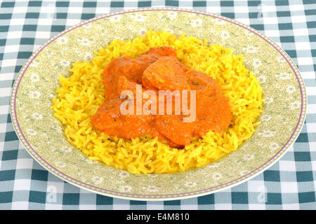 Frisch zubereitete Authentische indische Stil spicy Chicken Tikka Masala Curry mit gelber Reis Pilaw Mahlzeit Isoliert gegen einen weißen Hintergrund mit Keine Personen Stockfoto