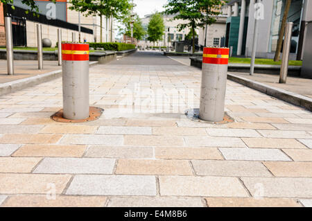 Hohe Sicherheit hydraulisch betrieben steigende Poller verhindern, dass Fahrzeuge Verfahren einer Fußgängerzone ohne Erlaubnis. Stockfoto