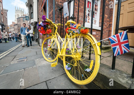 Gelbes Fahrrad in York Stadtzentrum während der Tour de France-Radrennen 2014. Stockfoto