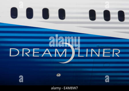 Detail einer Boeing 787-9 Dreamliner Jet Airliner Rumpf an der Farnborough Air Show, England. Die Boeing 787-9 Dreamliner ist das zweite Mitglied der supereffizienten 787-Familie. Die 787-8 und 787-9 bringen die Ökonomie der großen Düsen in die Mitte des Marktes, mit 20 Prozent weniger Kraftstoffverbrauch und 20 Prozent weniger Emissionen. Stockfoto