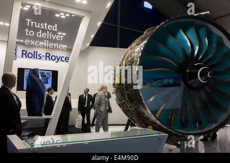 Eine Full-Size-Trent-Jet-Engine wird von den Delegierten des Herstellers britischen Rolls-Royce-Messestand auf der Farnborough Air Show, England besuchen bewundert. Rolls-Royce Trent ist die Bezeichnung für eine Familie von drei-Spool, hohe Bypass Turbofan Triebwerke hergestellt von Rolls-Royce plc. Der Motor ist nach dem Fluss Trent in den Midlands von England benannt. Die zivile Luft-und Unternehmen ist ein bedeutender Hersteller von Flugzeugtriebwerken für alle Bereiche der Airliner und corporate Jet-Markt. Rolls-Royce versorgt mehr als 30 Arten von Verkehrsflugzeugen und hat fast 13.000 Motoren im Service weltweit. Stockfoto