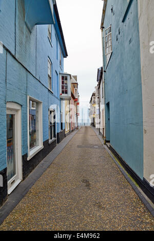 Gasse zwischen Gebäuden führt zum Meer bei Cromer Norfolk United Kingdom Stockfoto