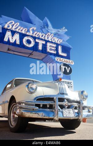 Oldtimer außerhalb Blue Swallow Motel, eine klassische Stop in Tucumcari, New Mexico auf der Route 66. Stockfoto