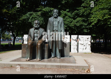 Deutschland, Berlin, Mitte, Statue von Karl Marx und Friedrich Engels in Marx-Engels-Forum. Stockfoto