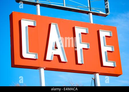 Straßen- und Café Zeichen in Adrian, Texas, den Mittelpunkt der uns Route 66. Stockfoto