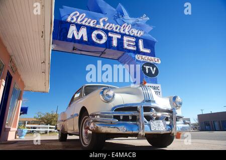 Oldtimer außerhalb Blue Swallow Motel, eine klassische Stop in Tucumcari, New Mexico auf der Route 66. Stockfoto