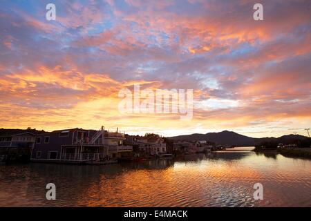 Eine unglaubliche Sonnenuntergang über Waldo Point Harbor und Hausboote in Sausalito, Kalifornien mit Mt. Tamalpais im Hintergrund. Stockfoto