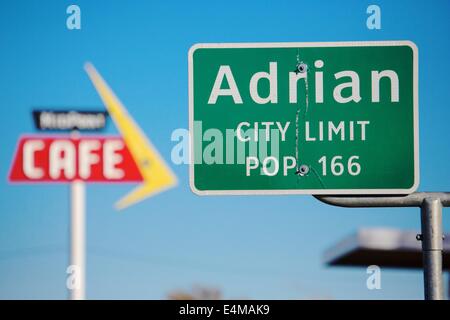 Straßen- und Café Zeichen in Adrian, Texas, den Mittelpunkt der uns Route 66. Stockfoto