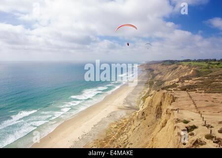 Luftbild aus dem Gleitschirm über den Strand von Torrey Pines State Reserve in La Jolla, Kalifornien Stockfoto