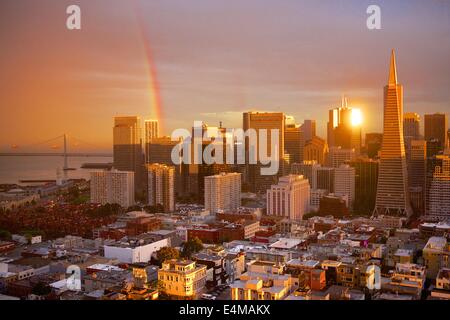 Ansicht des Lebens: eine atemberaubende Regenbogen über San Francisco bei Sonnenuntergang vom Coit Tower. Stockfoto