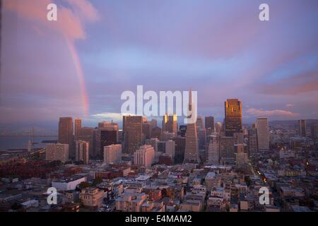 Ansicht des Lebens: eine atemberaubende Regenbogen über San Francisco bei Sonnenuntergang vom Coit Tower. Stockfoto