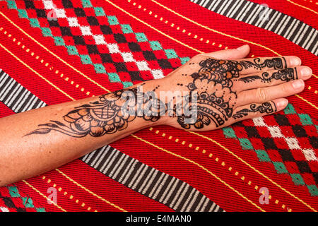 Bunt und komplizierte Henna-Tattoo auf Hand und Arm einer Frau. Dies ist eine beliebte Dekoration für Frauen in der arabischen Welt. Stockfoto