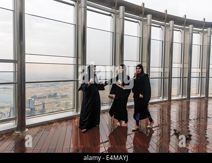 Einheimische Frauen, die traditionellen muslimischen Burka Roben tragen kommen, um die Stadt von der Spitze des Burj Khalifa Dubai anzeigen Stockfoto