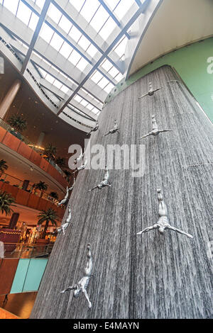 Blick auf spektakuläre 24 Meter (78 Fuß) hohen Wasserfall mit seiner männlichen Fiberglas-Taucher in der Dubai Mall Stockfoto