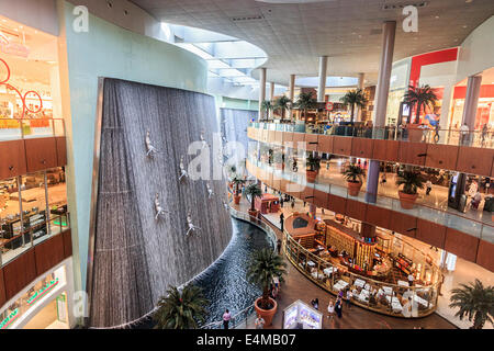 Blick auf spektakuläre 24 Meter (78 Fuß) hohen Wasserfall mit seiner männlichen Fiberglas-Taucher in der Dubai Mall Stockfoto