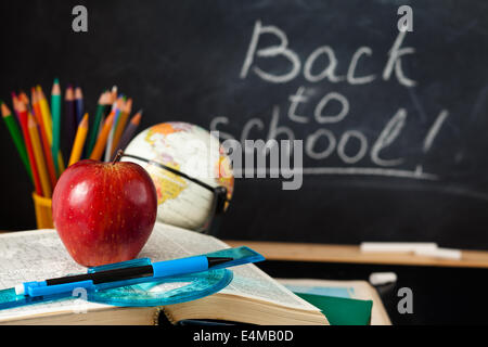 Schulmaterial gegen Tafel. Stockfoto